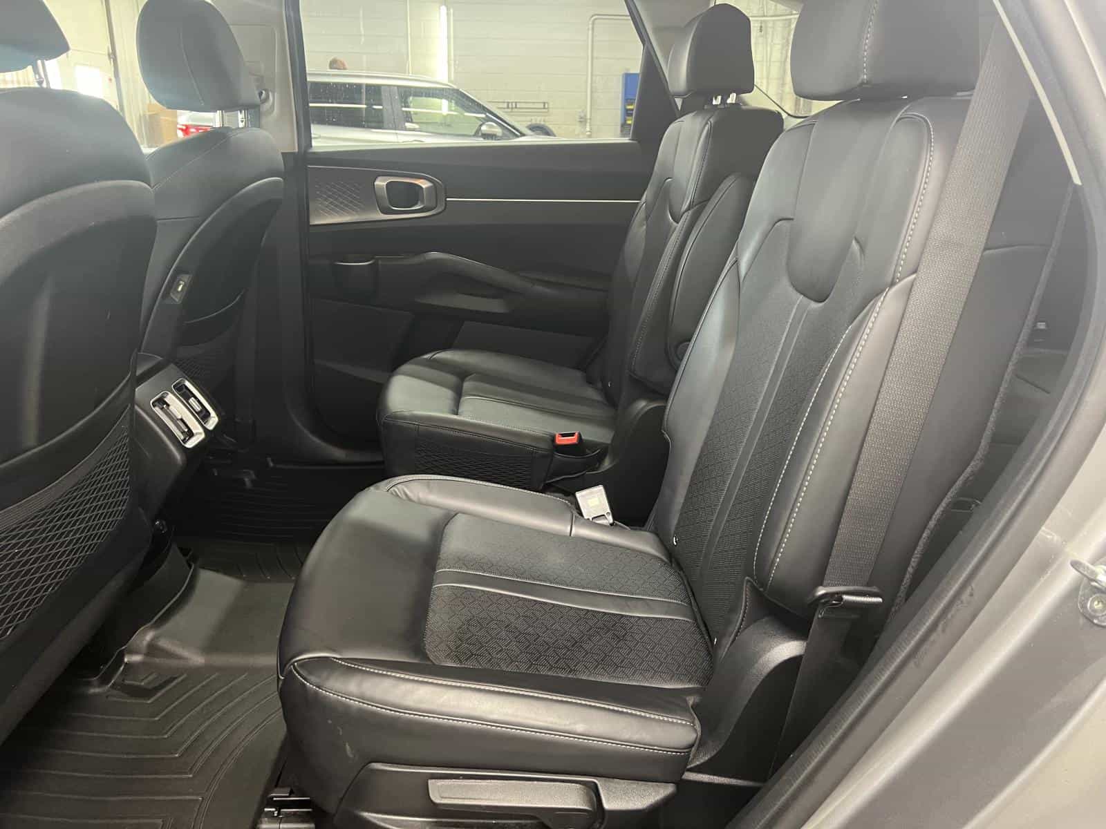 2022 Kia Sorento EX PHEV - Image 8