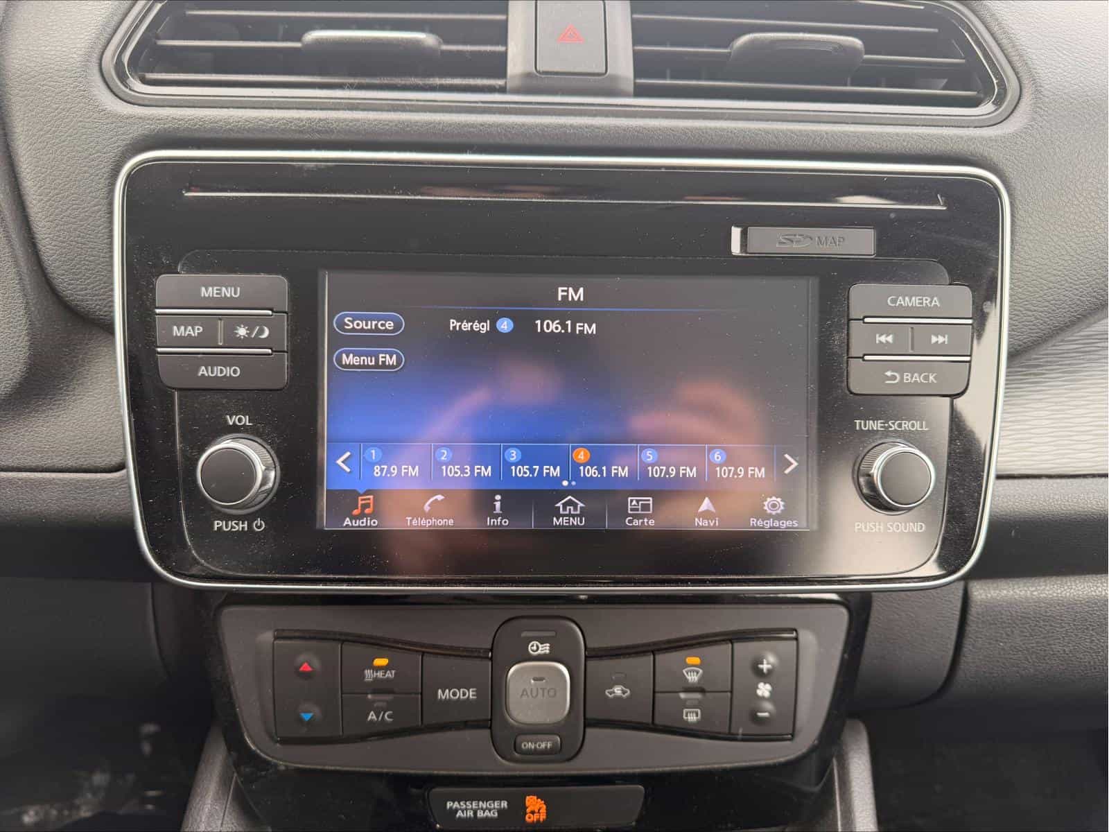 2018 Nissan Leaf SL - Image 16