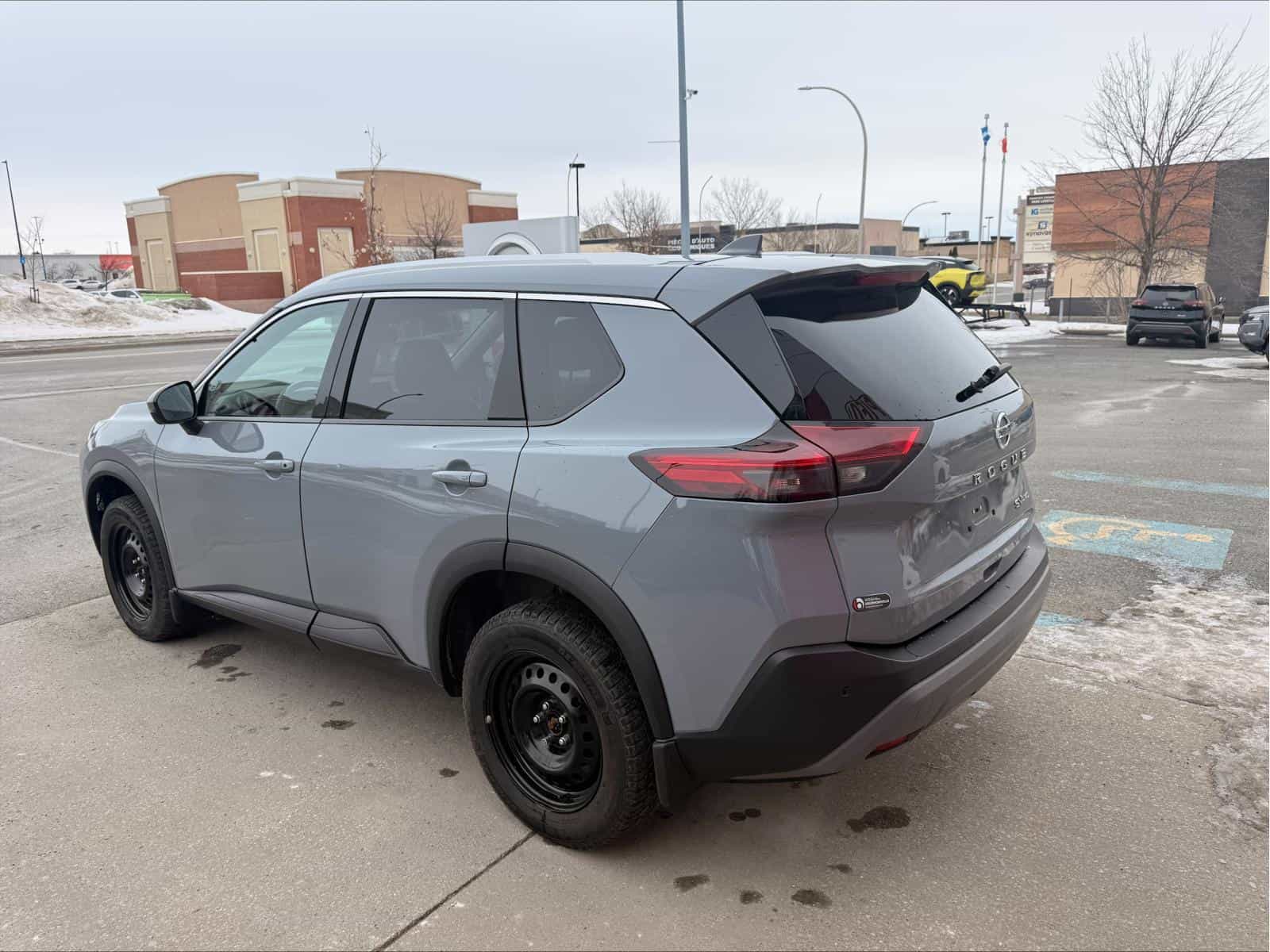 2021 Nissan Rogue SV - Image 6