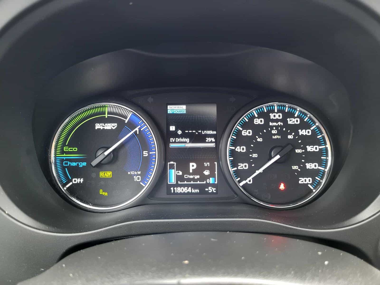 2022 Mitsubishi Outlander PHEV Black Edition - Image 4