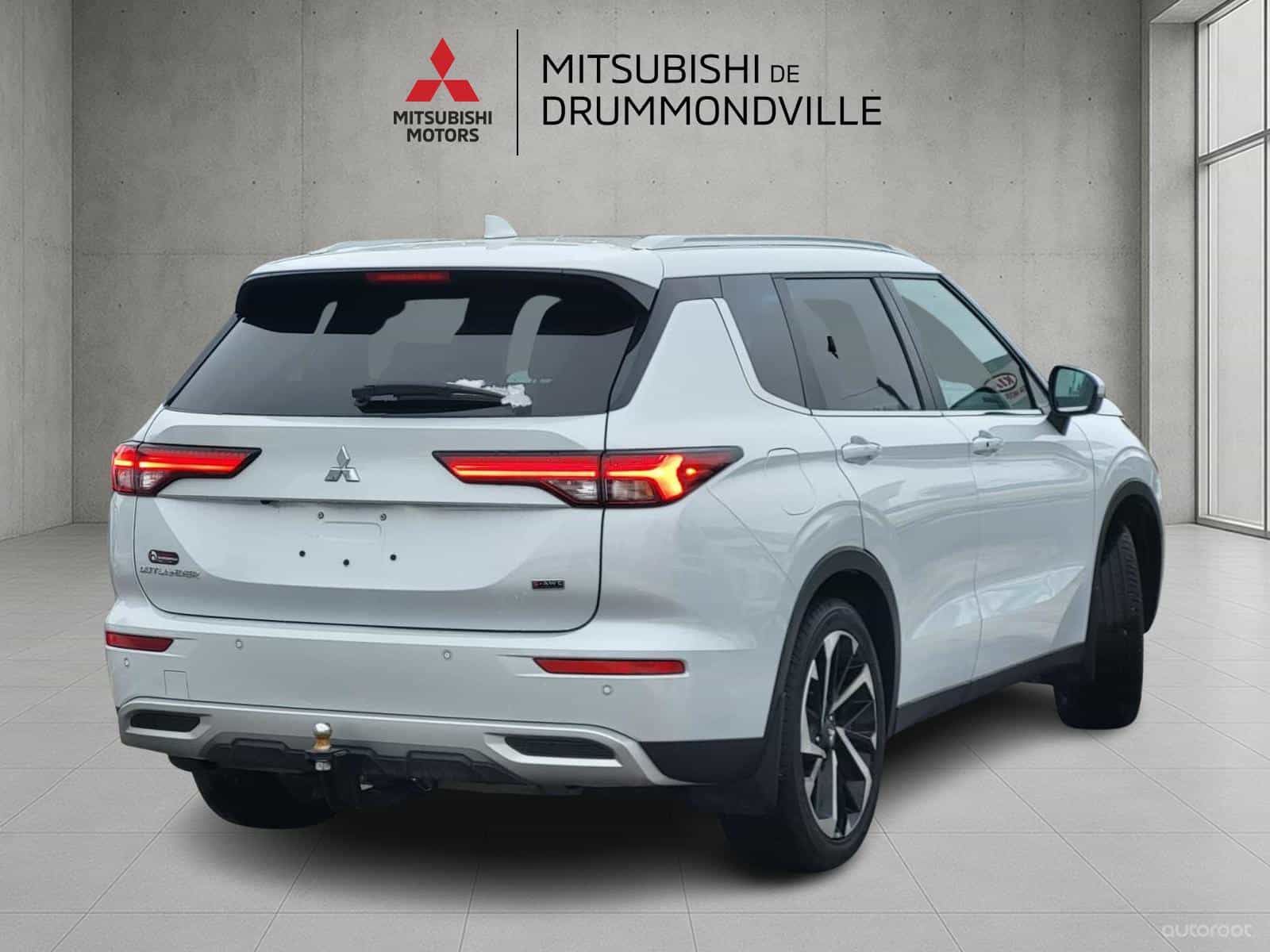 2024 Mitsubishi Outlander SEL - Image 3