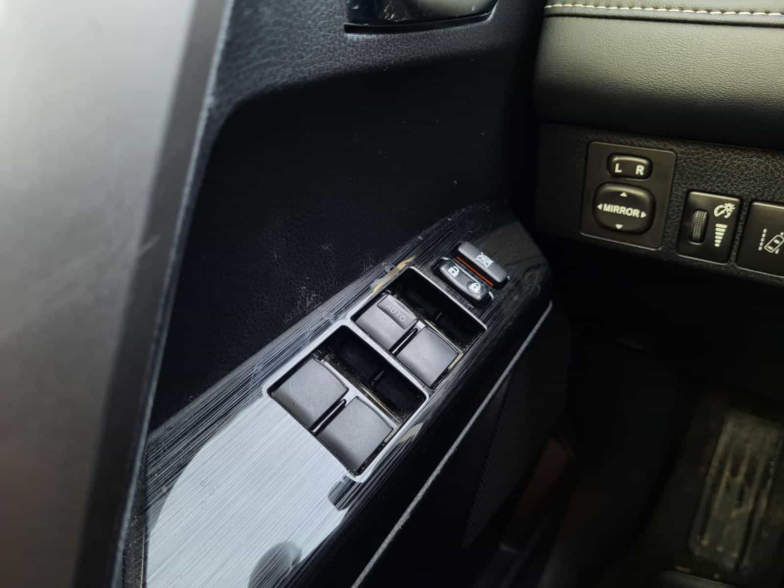 2018 Toyota Rav4 XLE Hybrid - Image 17