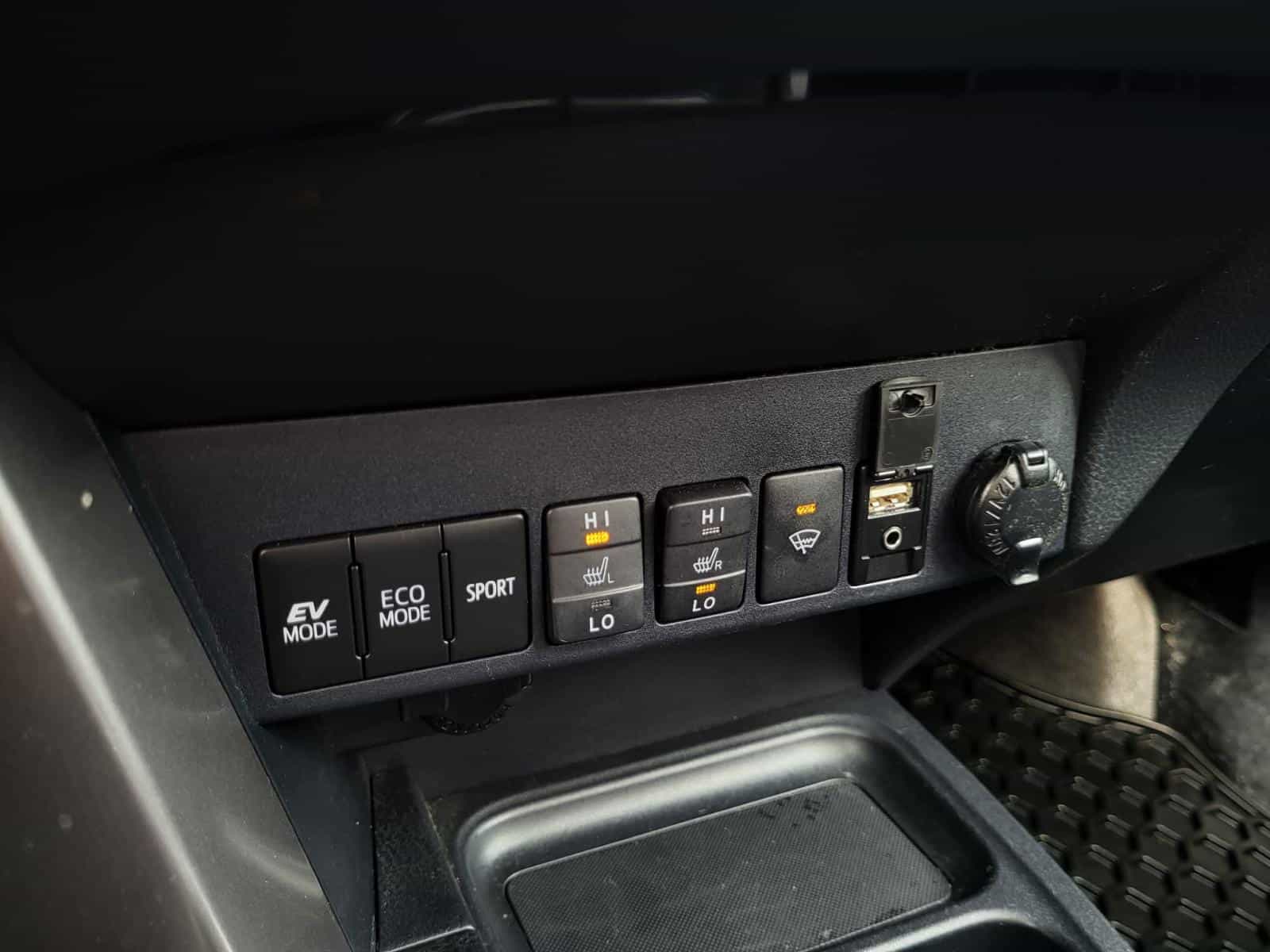 2018 Toyota Rav4 XLE Hybrid - Image 13