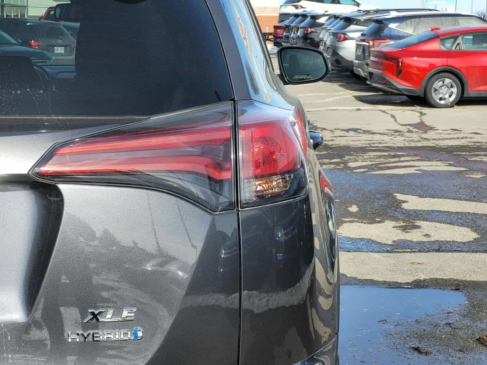 2018 Toyota Rav4 XLE Hybrid - Image 4