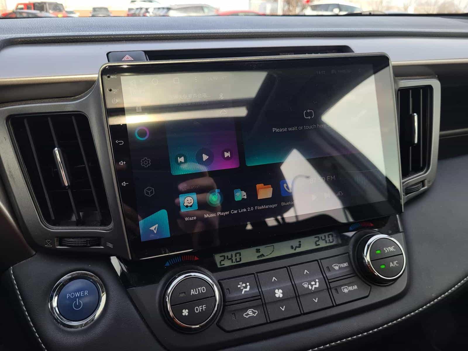 2018 Toyota Rav4 XLE Hybrid - Image 12