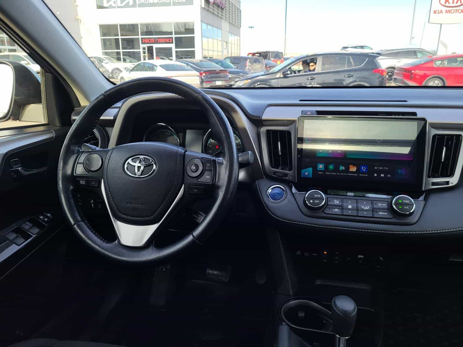 2018 Toyota Rav4 XLE Hybrid - Image 11