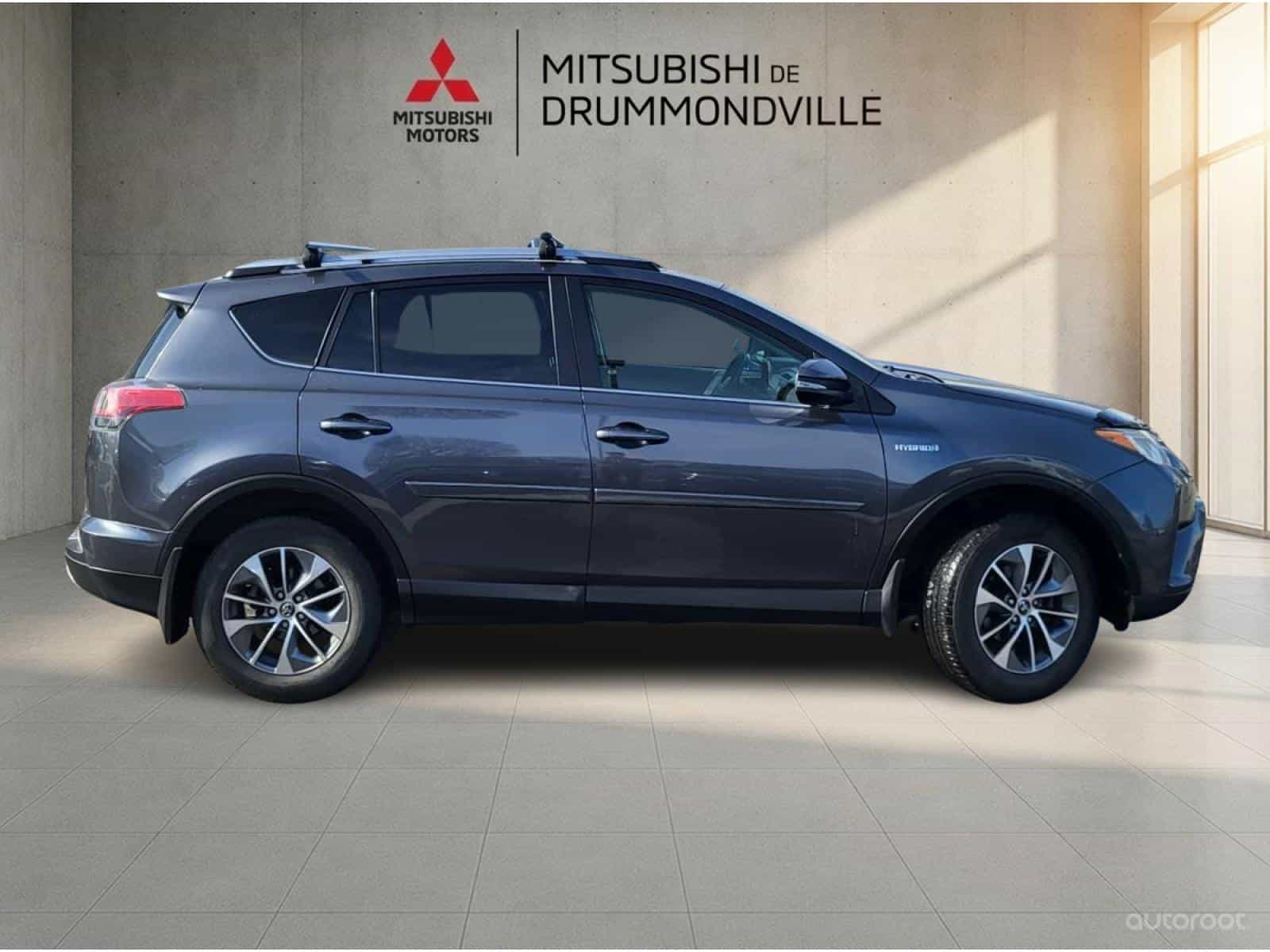 2018 Toyota Rav4 XLE Hybrid - Image 2