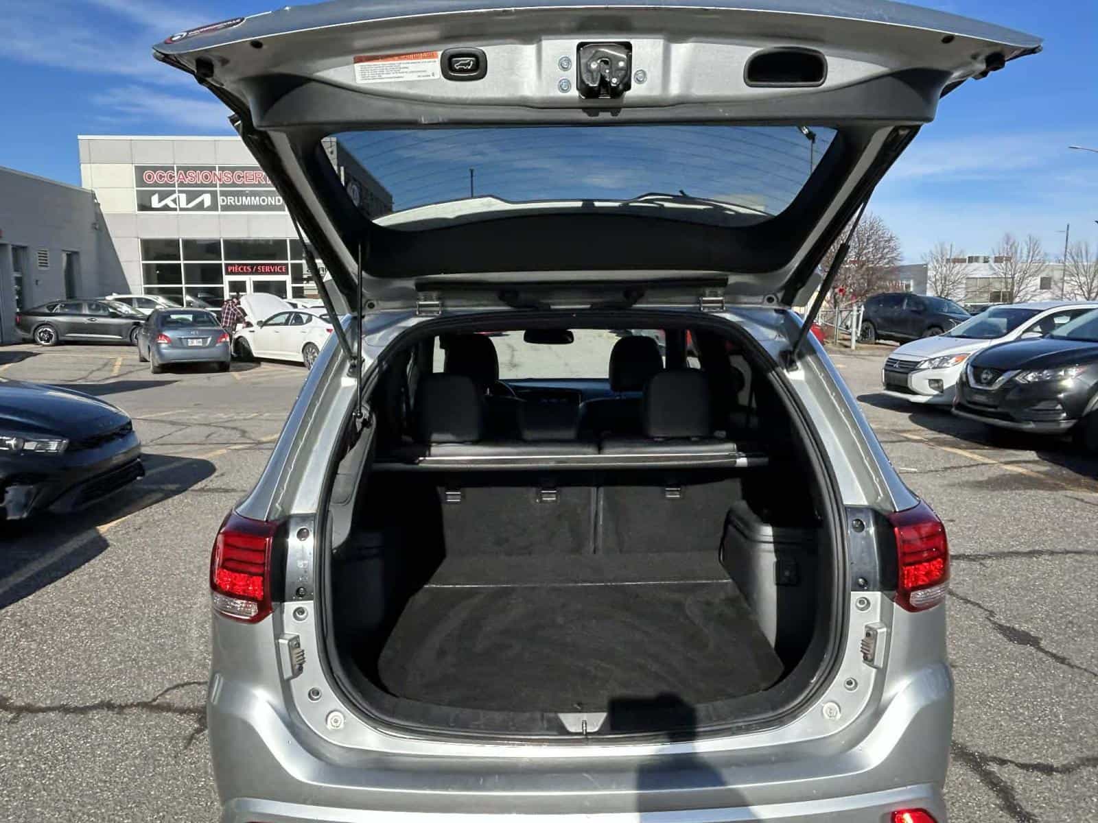 2022 Mitsubishi Outlander Black Edition - Image 5