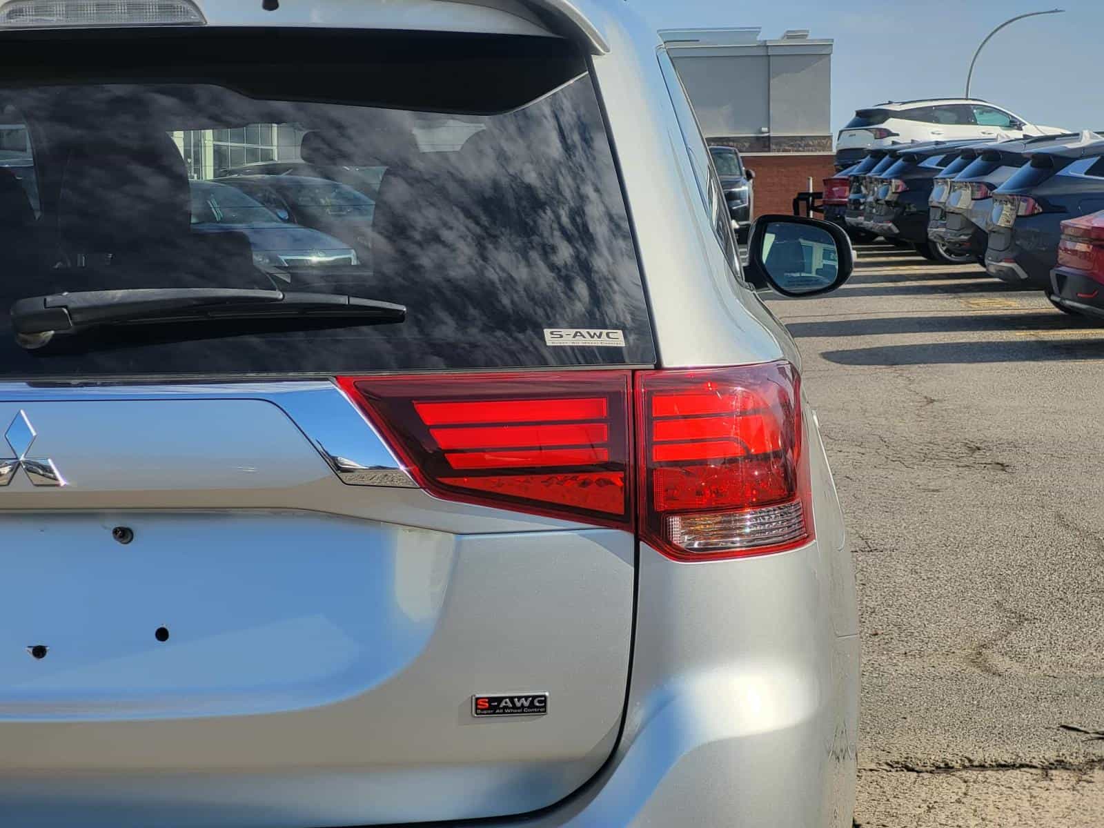 2022 Mitsubishi Outlander Black Edition - Image 4