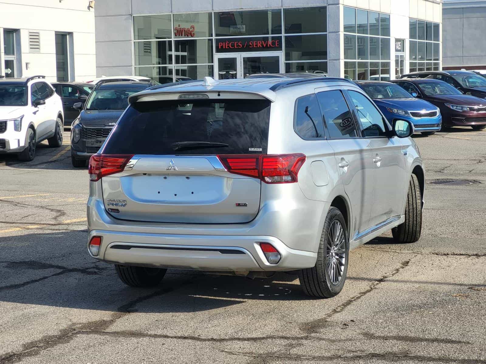 2022 Mitsubishi Outlander Black Edition - Image 3