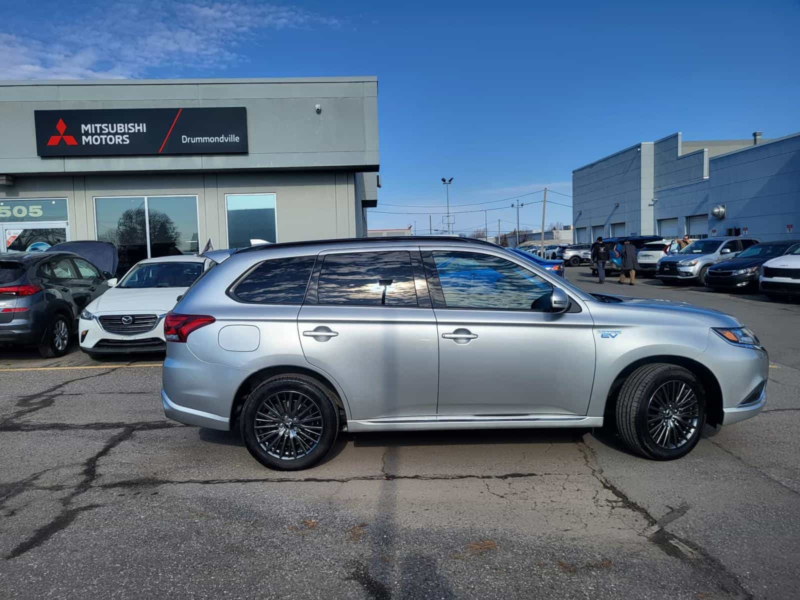2022 Mitsubishi Outlander Black Edition - Image 2