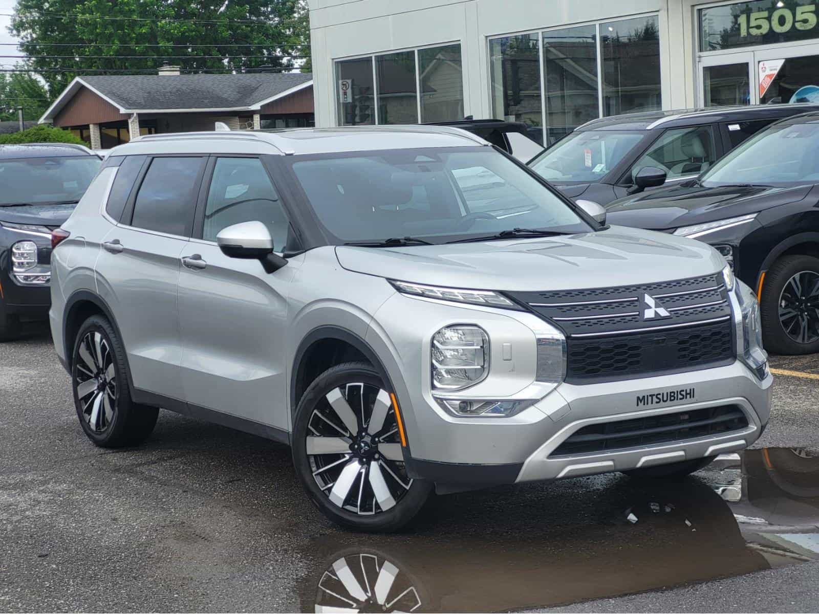 2023 Mitsubishi Outlander SEL - Image 1