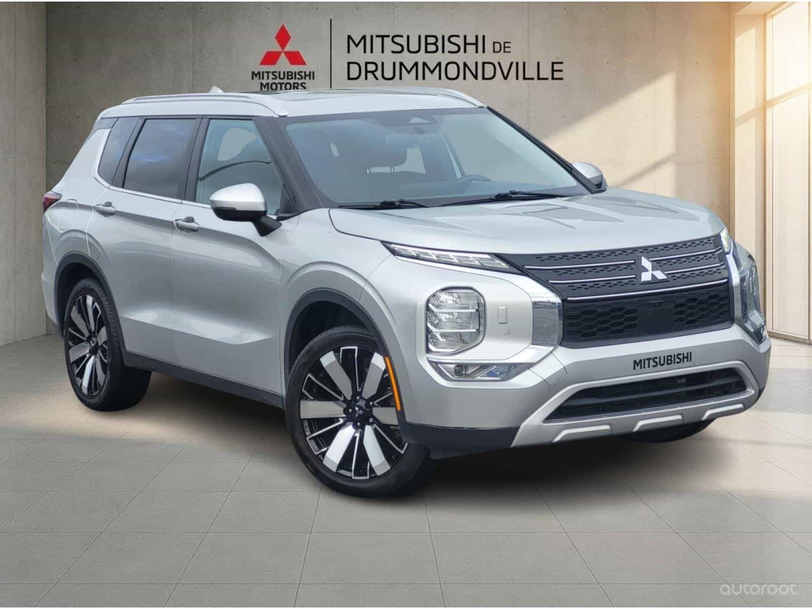 2023 Mitsubishi Outlander SEL - Image 1