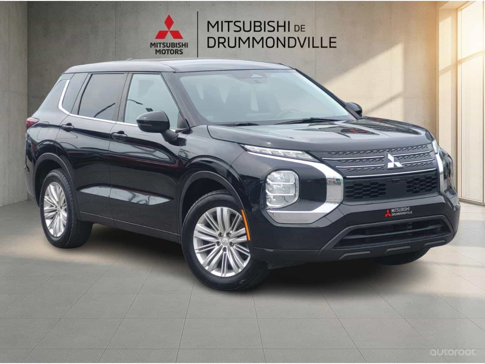 2022 Mitsubishi Outlander ES - Image 1