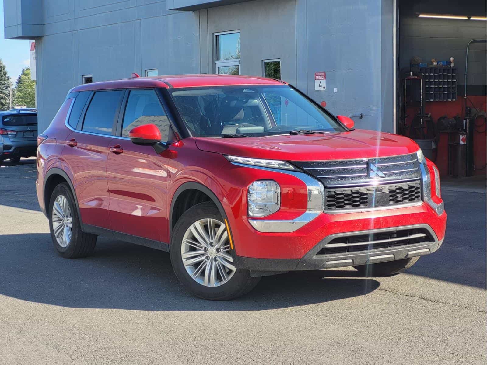 2023 Mitsubishi Outlander ES - Image 1