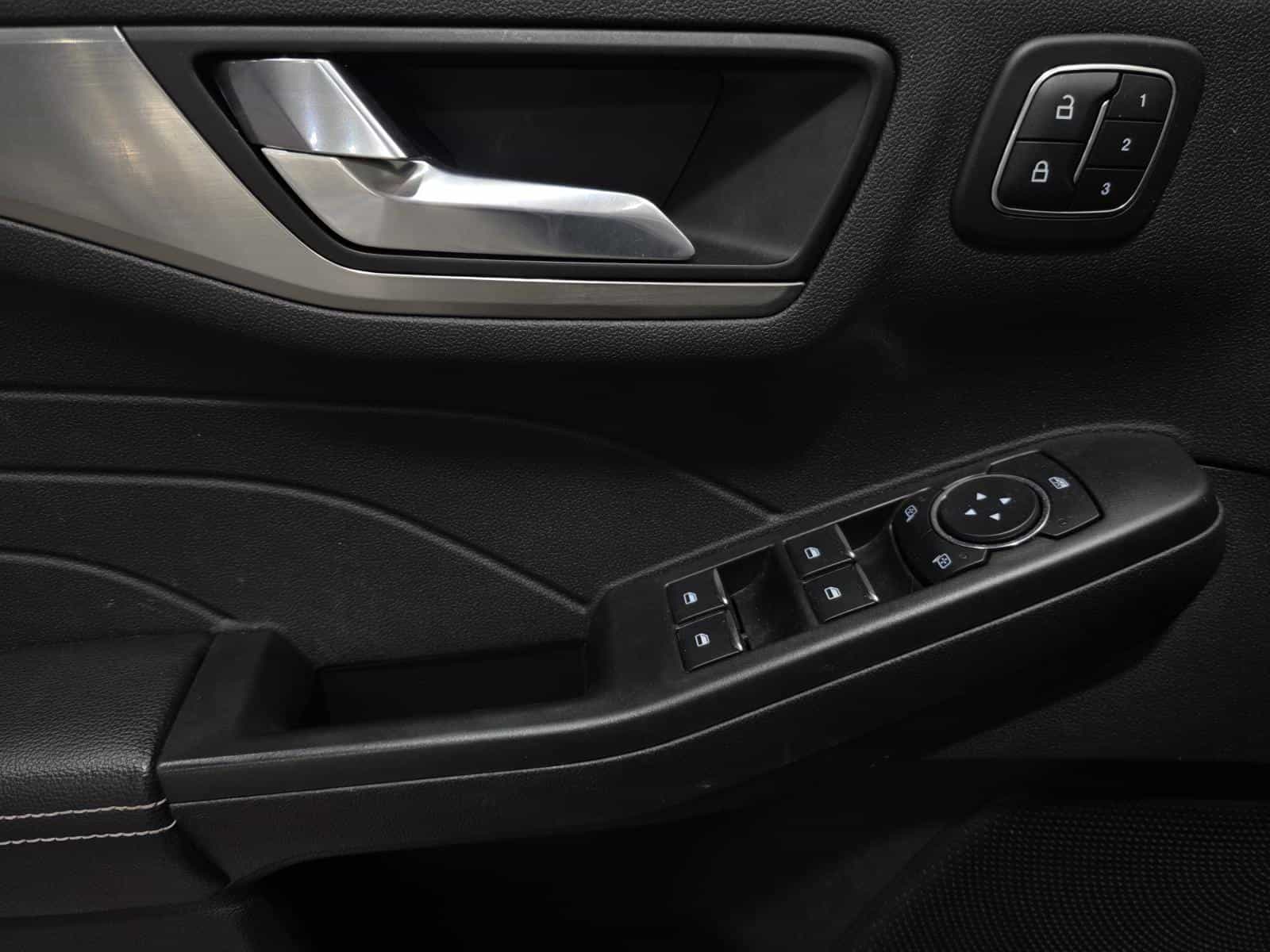 2022 Ford Escape Titanium - Image 17