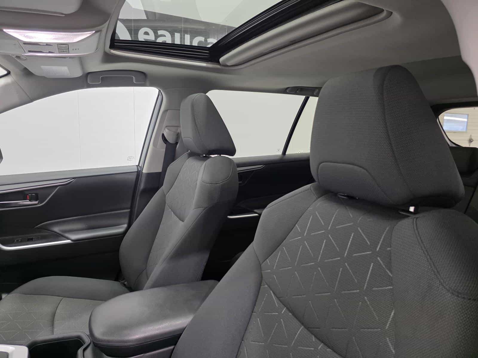 Image 14 Toyota Rav4 XLE 2022