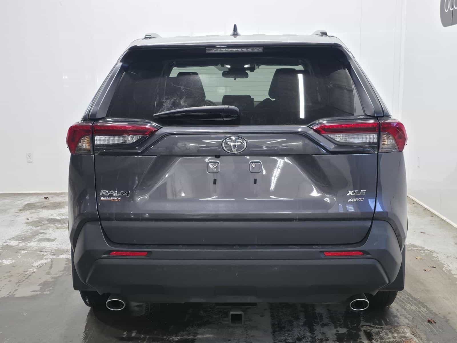 Image 3 Toyota Rav4 XLE 2022