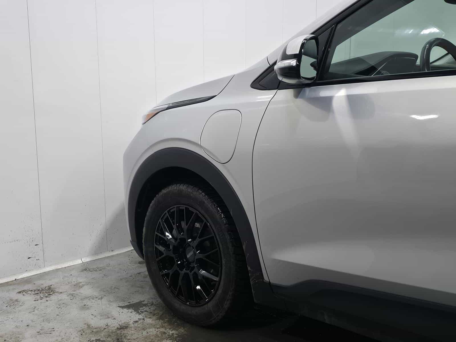 2023 Chevrolet Bolt EUV LT - Image 3