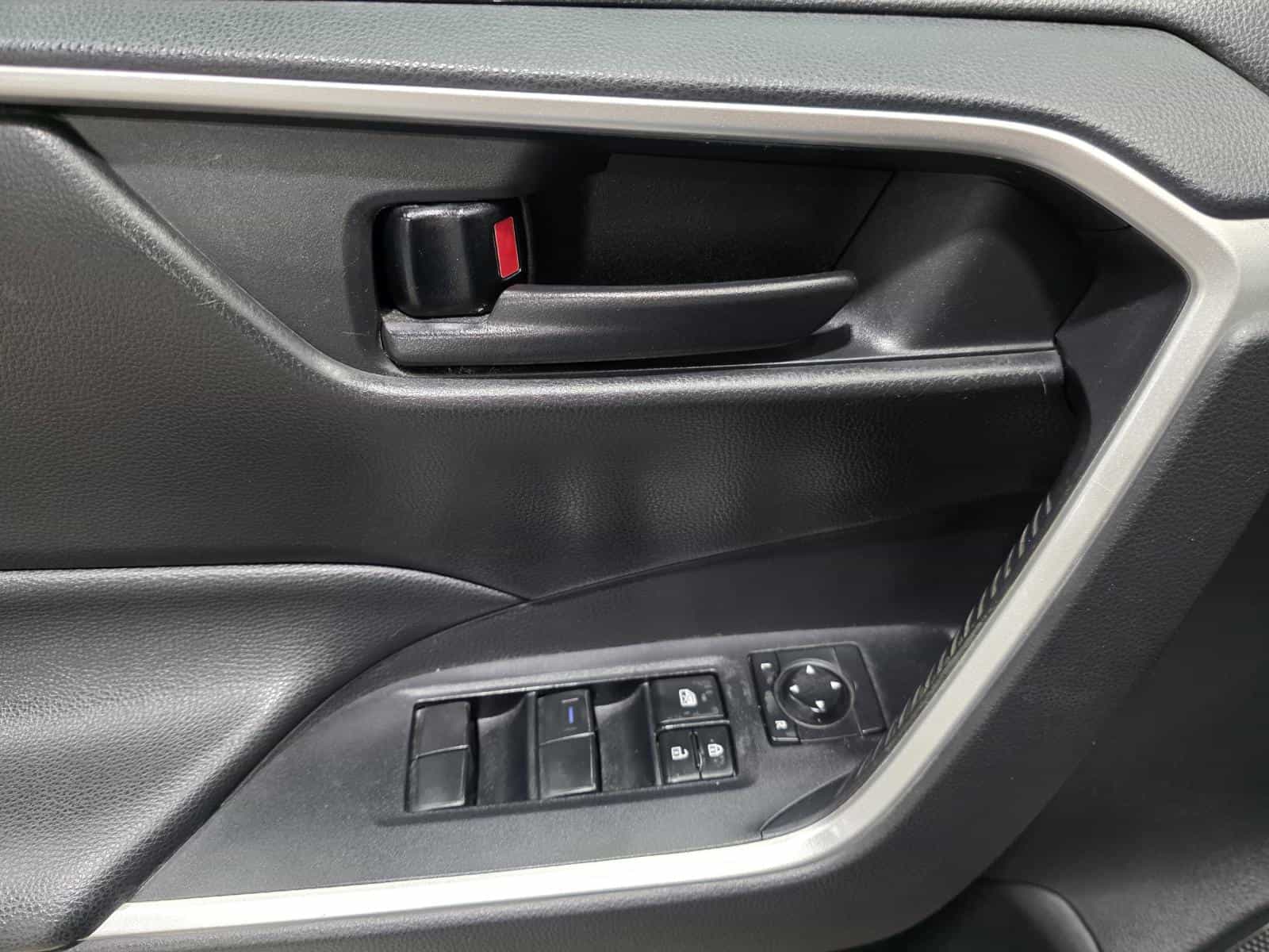 Image 14 Toyota Rav4 LE 2020