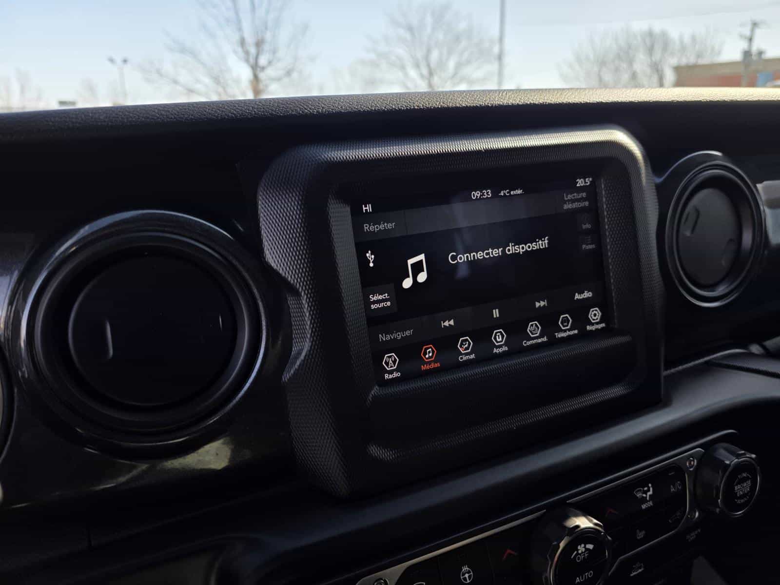 2022 Jeep Gladiator Altitude - Image 12