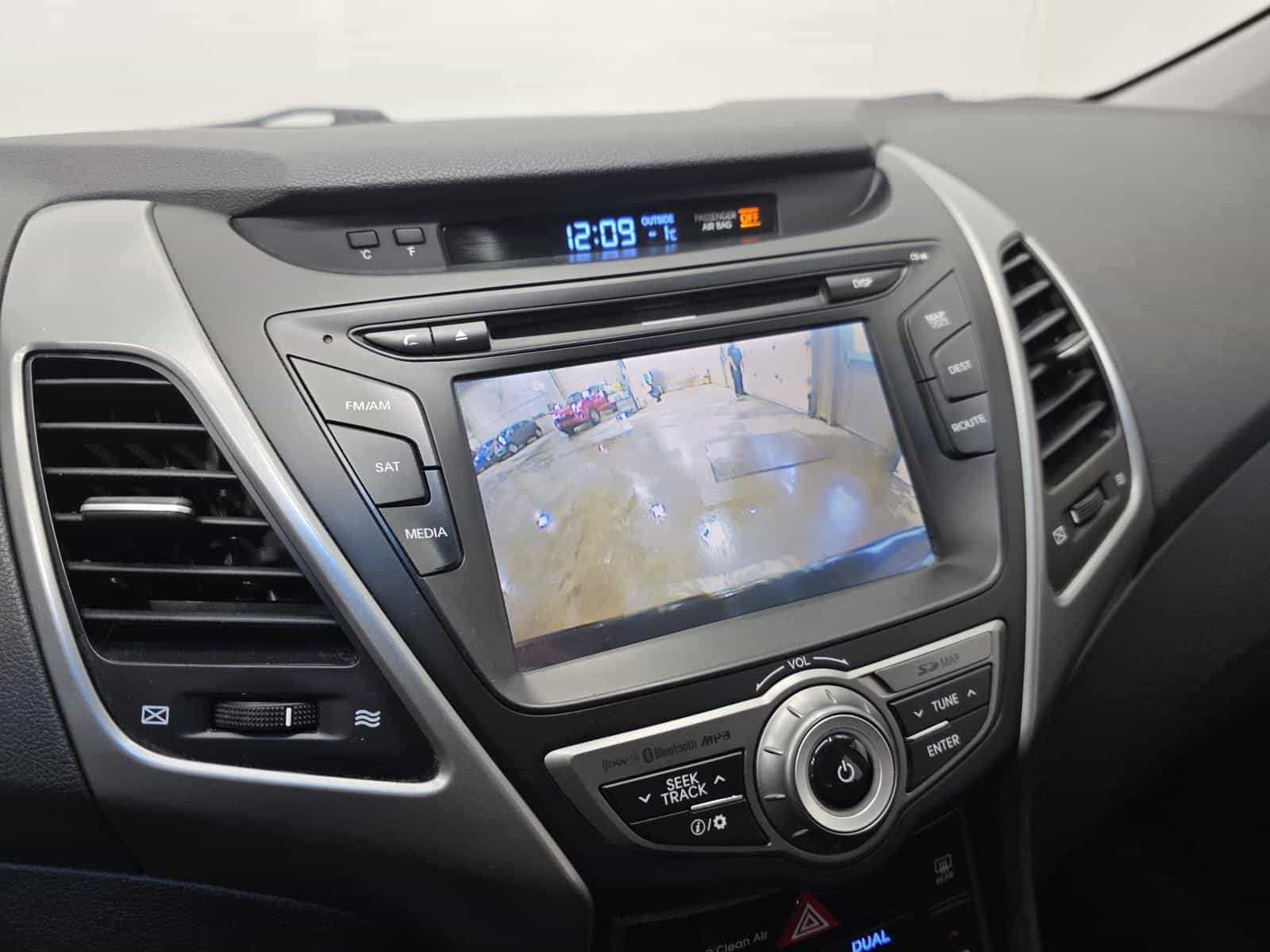 2016 Hyundai Elantra Limited - Image 14