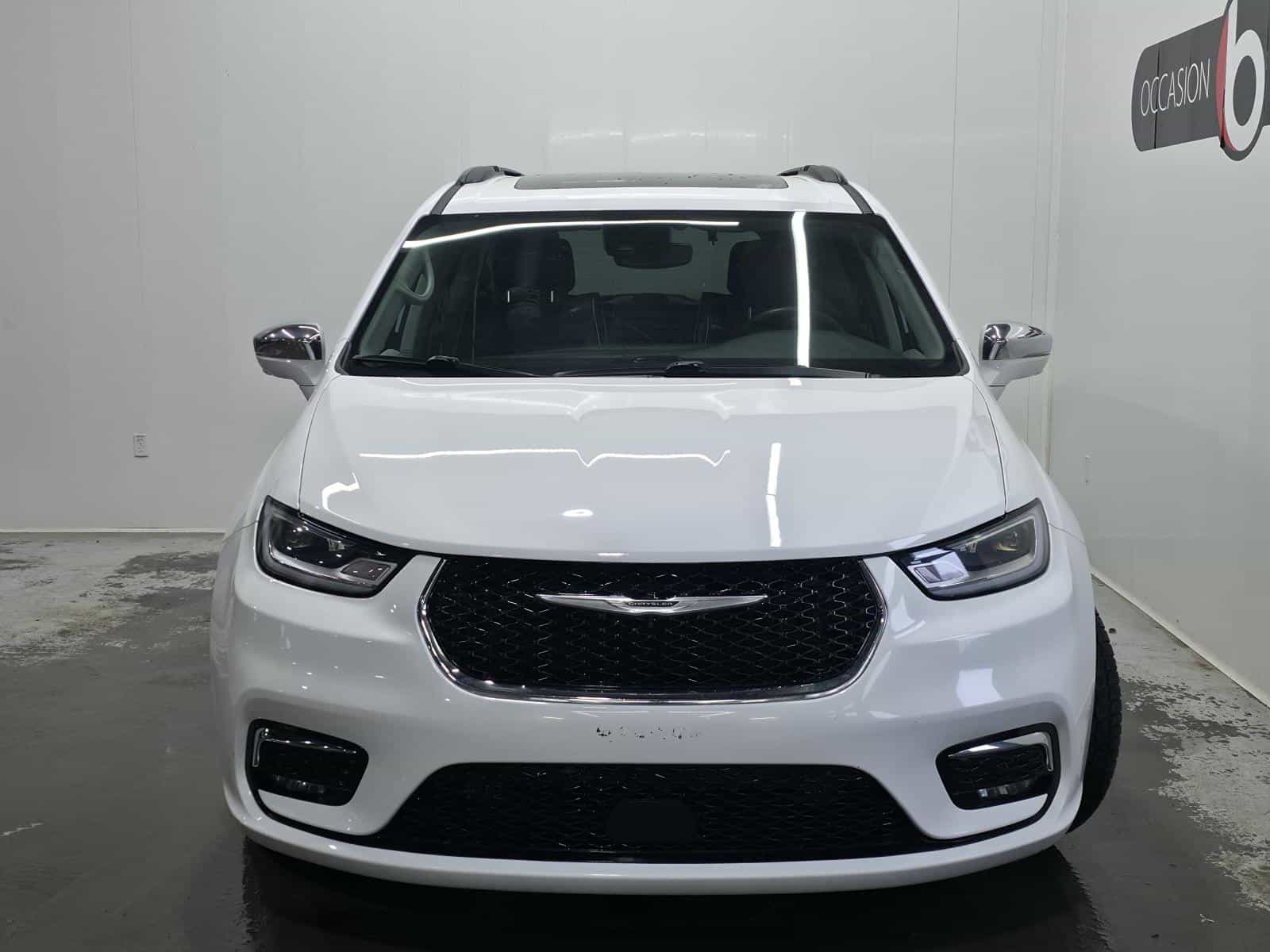 2022 Chrysler Pacifica Hybrid Limited - Image 3