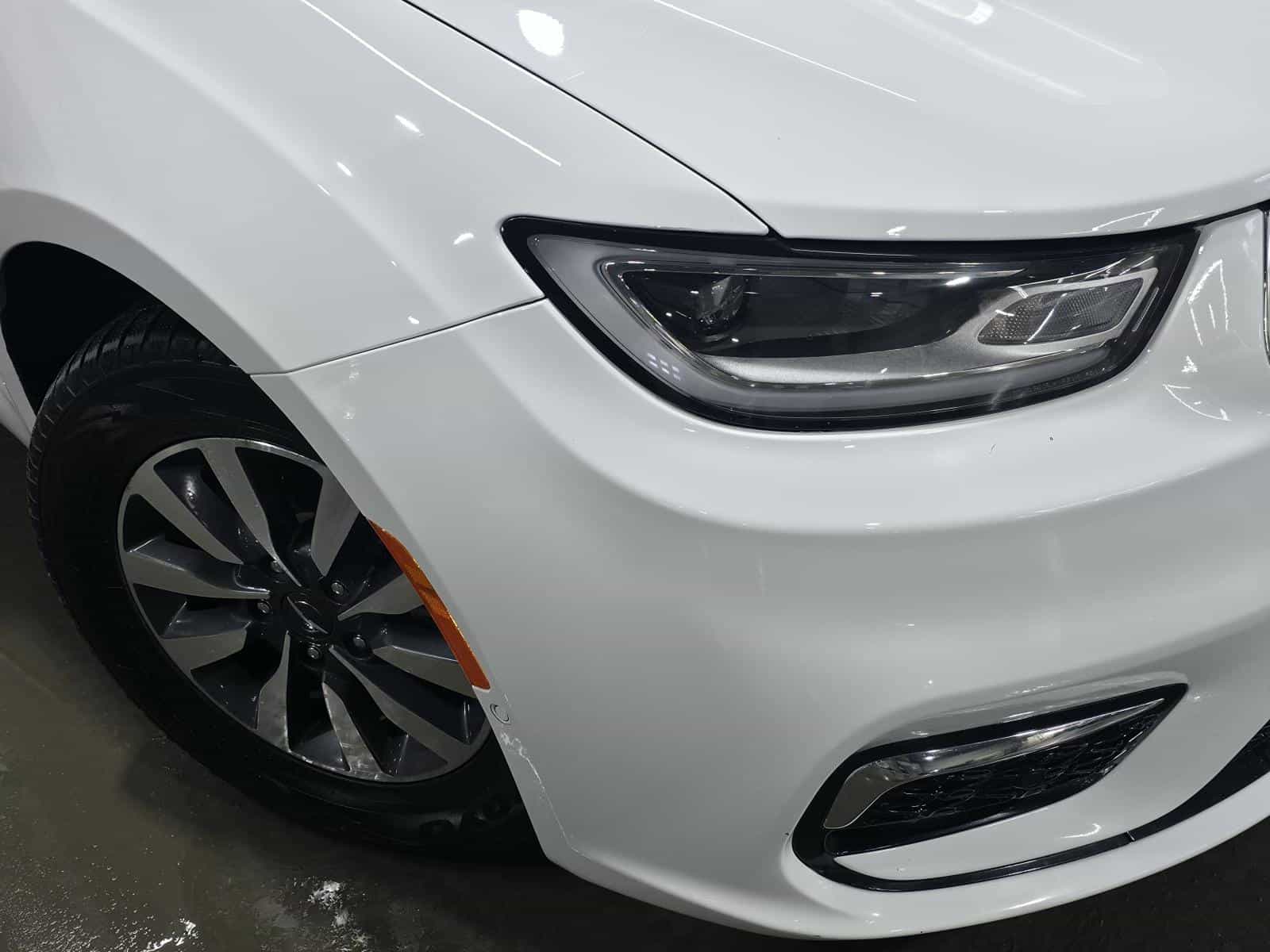 2022 Chrysler Pacifica Hybrid Limited - Image 6