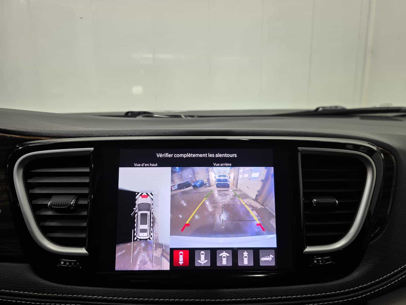 2022 Chrysler Pacifica Hybrid Limited - Image 12