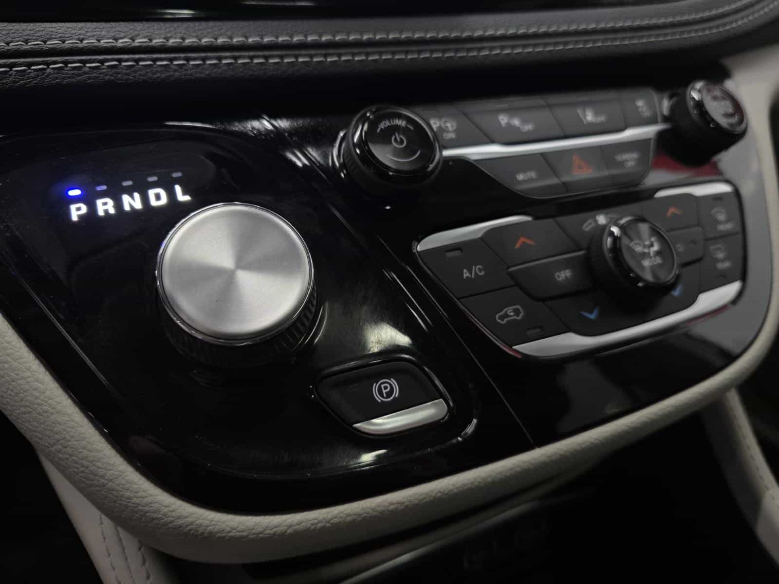 2022 Chrysler Pacifica Hybrid Limited - Image 15