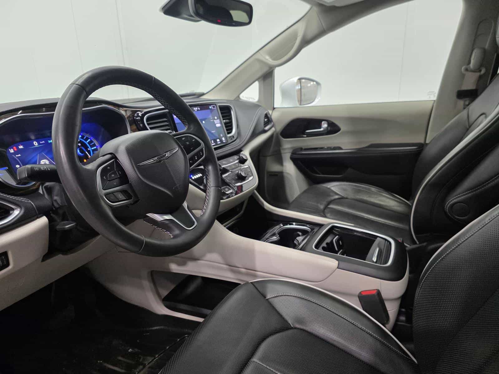 2022 Chrysler Pacifica Hybrid Limited - Image 16