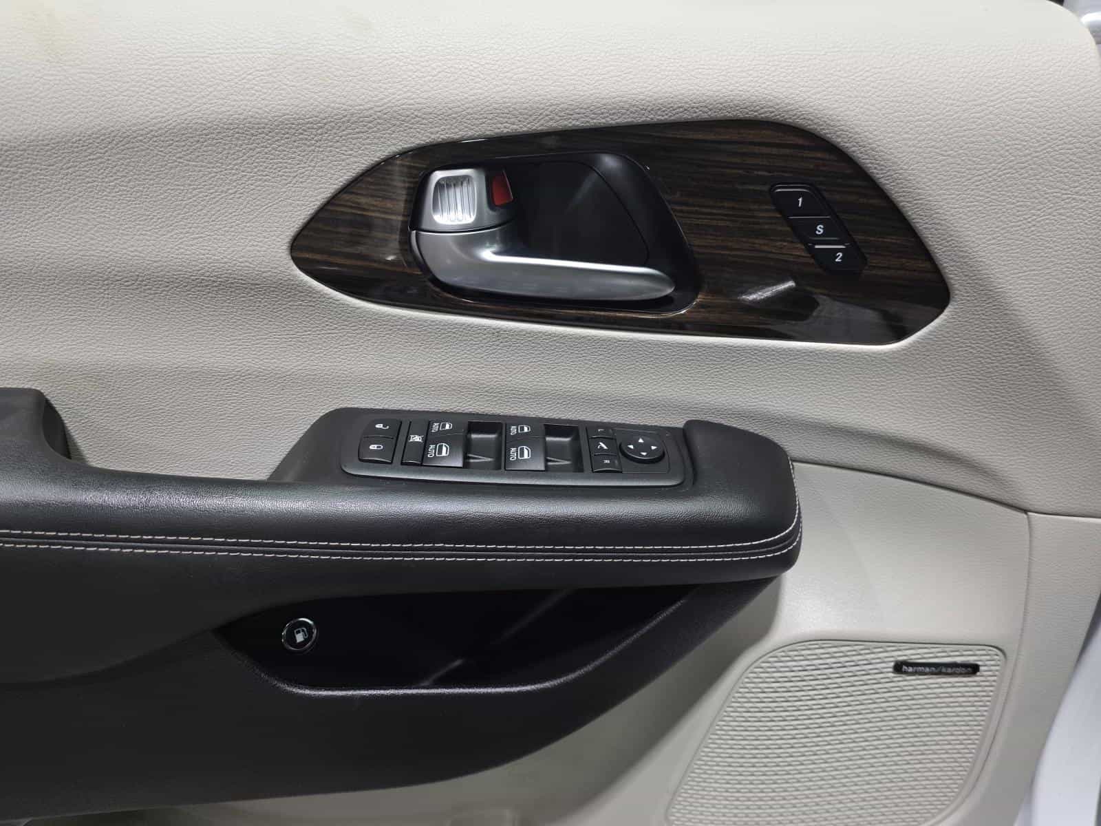 2022 Chrysler Pacifica Hybrid Limited - Image 23