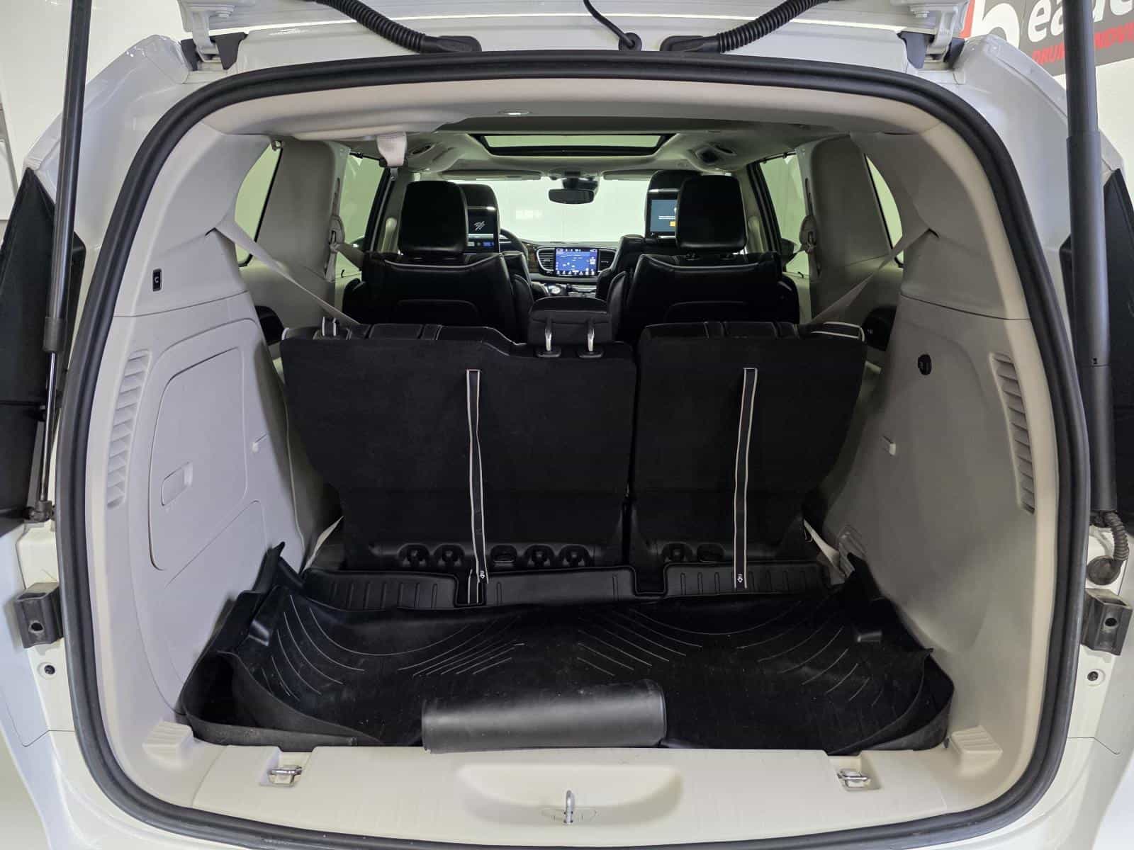 2022 Chrysler Pacifica Hybrid Limited - Image 11