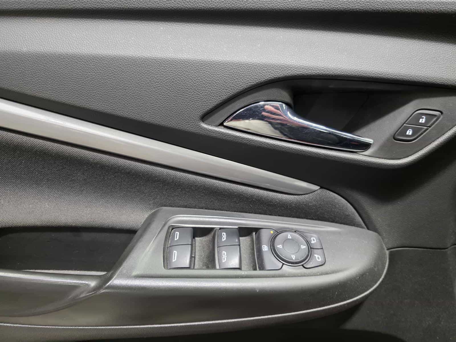 2023 Chevrolet Bolt EUV LT - Image 16