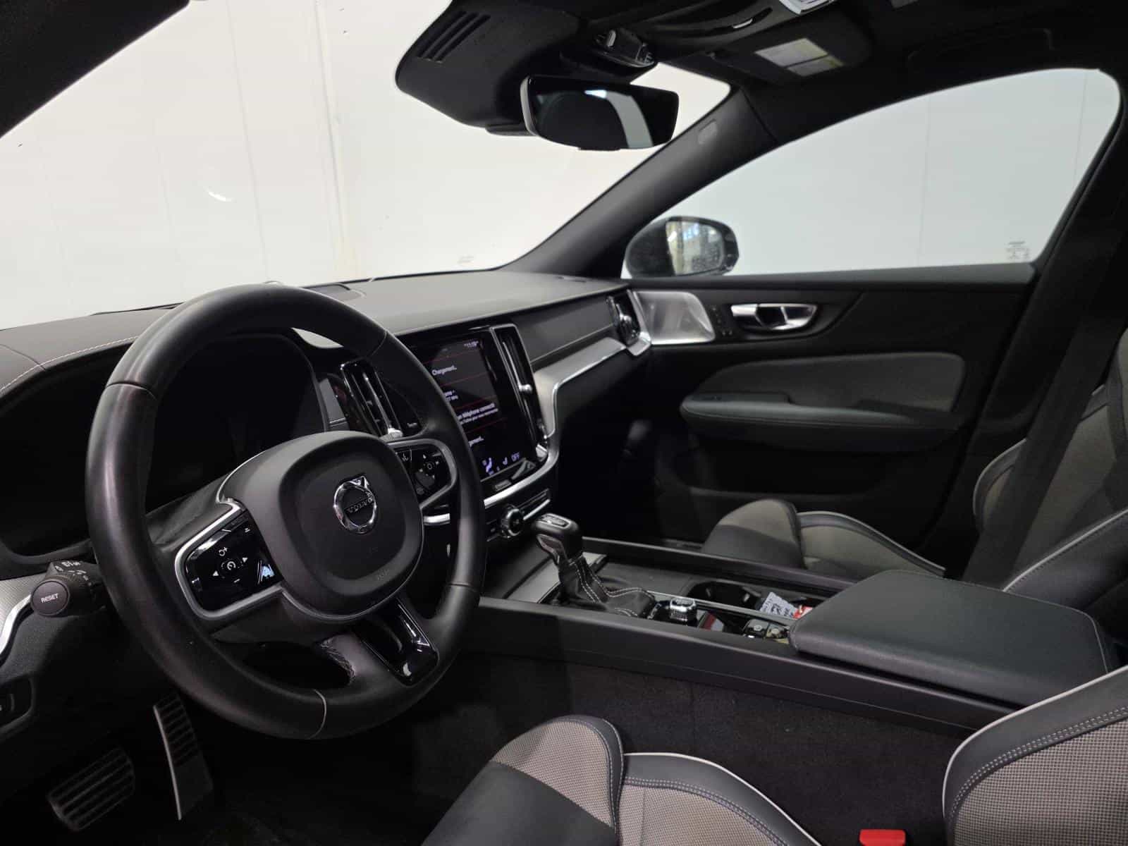 2022 Volvo V60 R-Design - Image 13