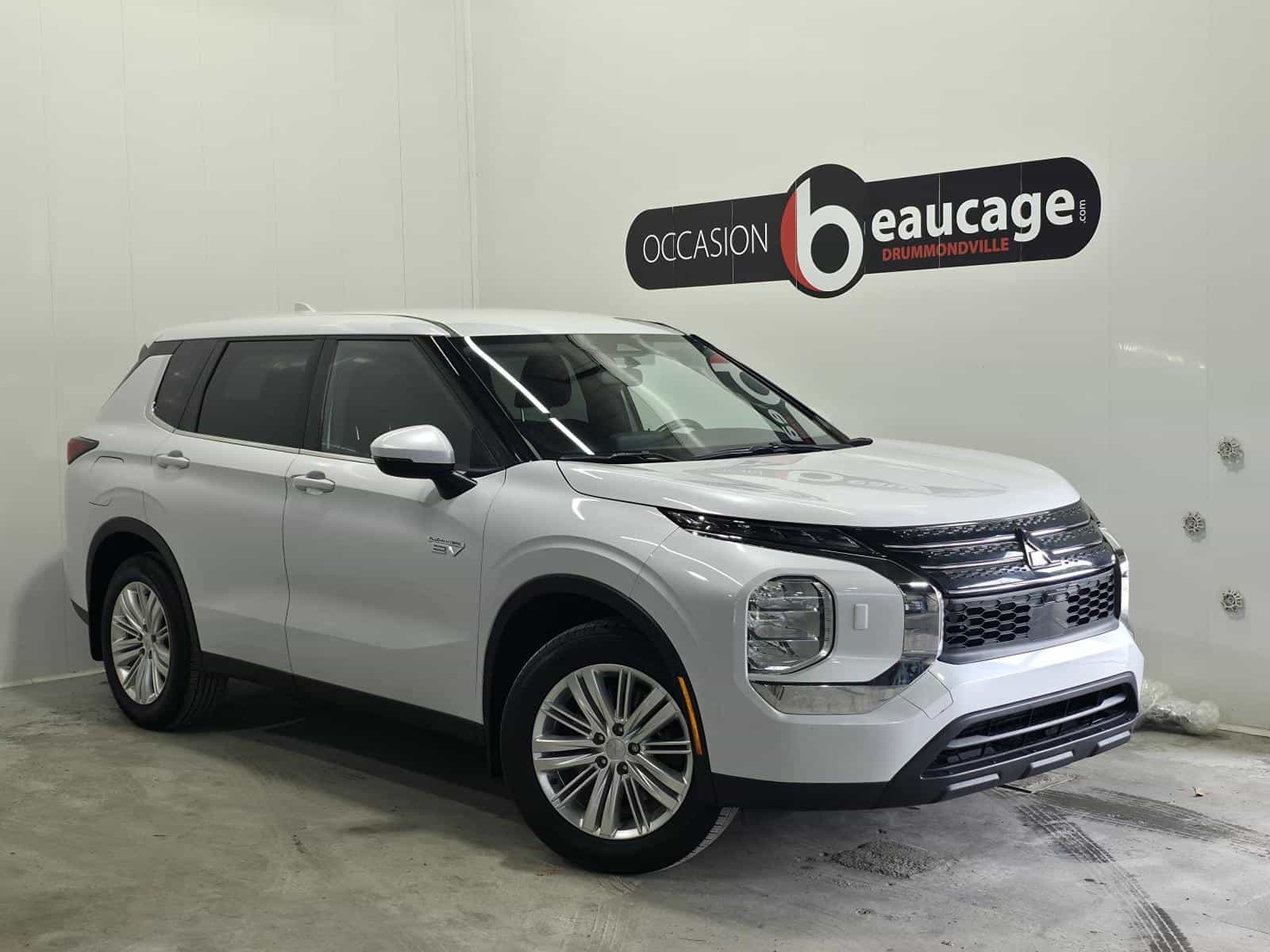2024 Mitsubishi Outlander ES PHEV - Image 1