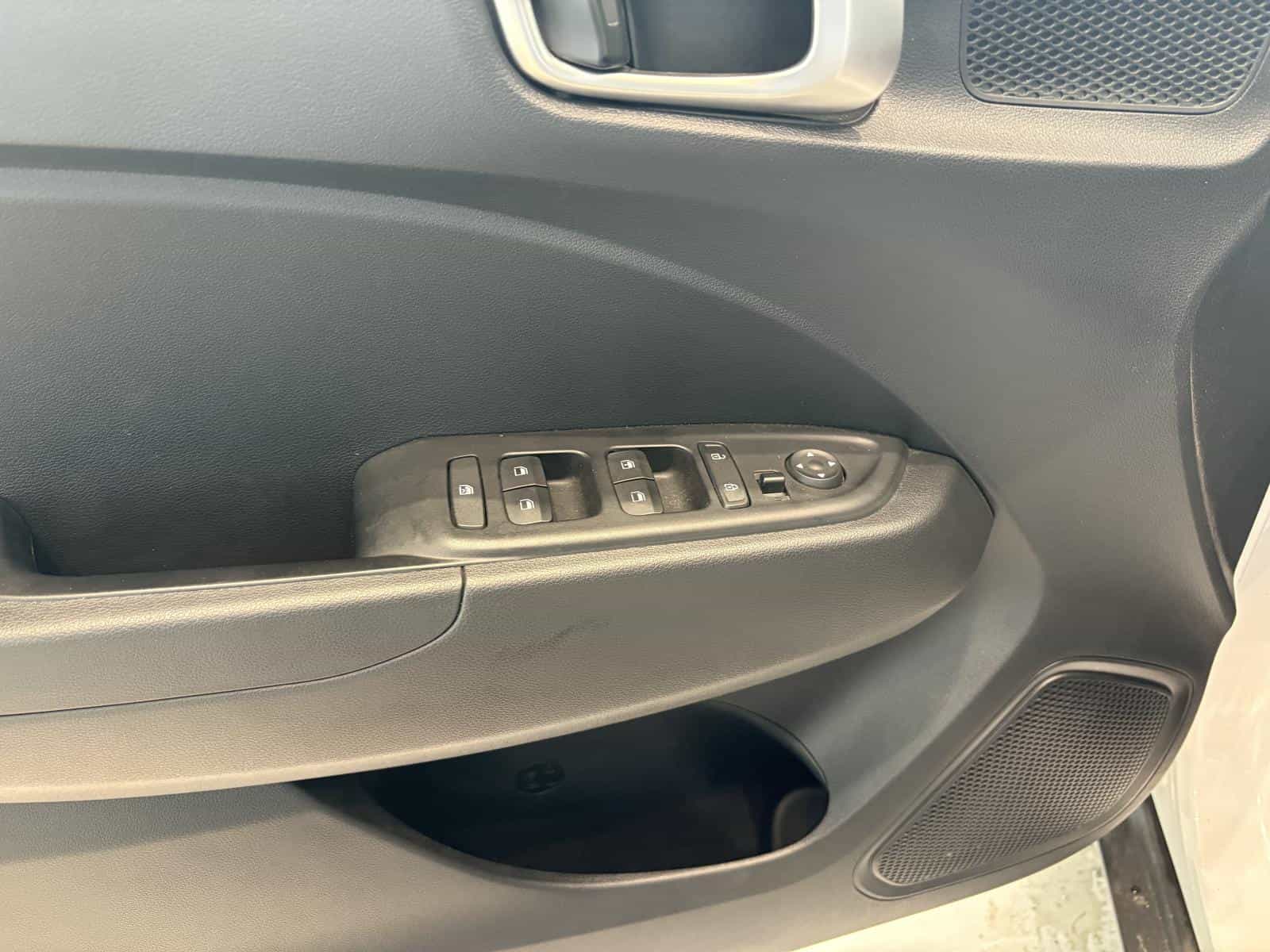 2025 Hyundai Venue Preferred - Image 8