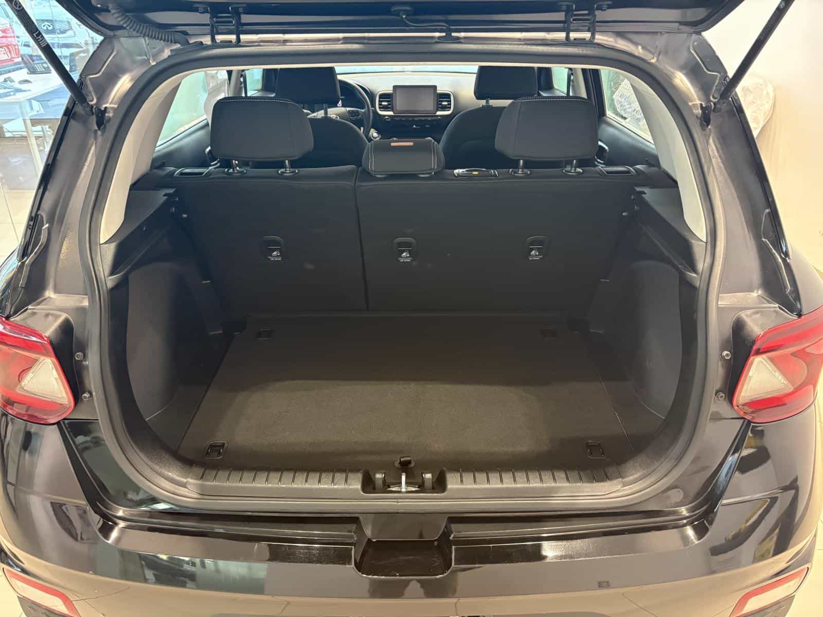 2025 Hyundai Venue Preferred - Image 14