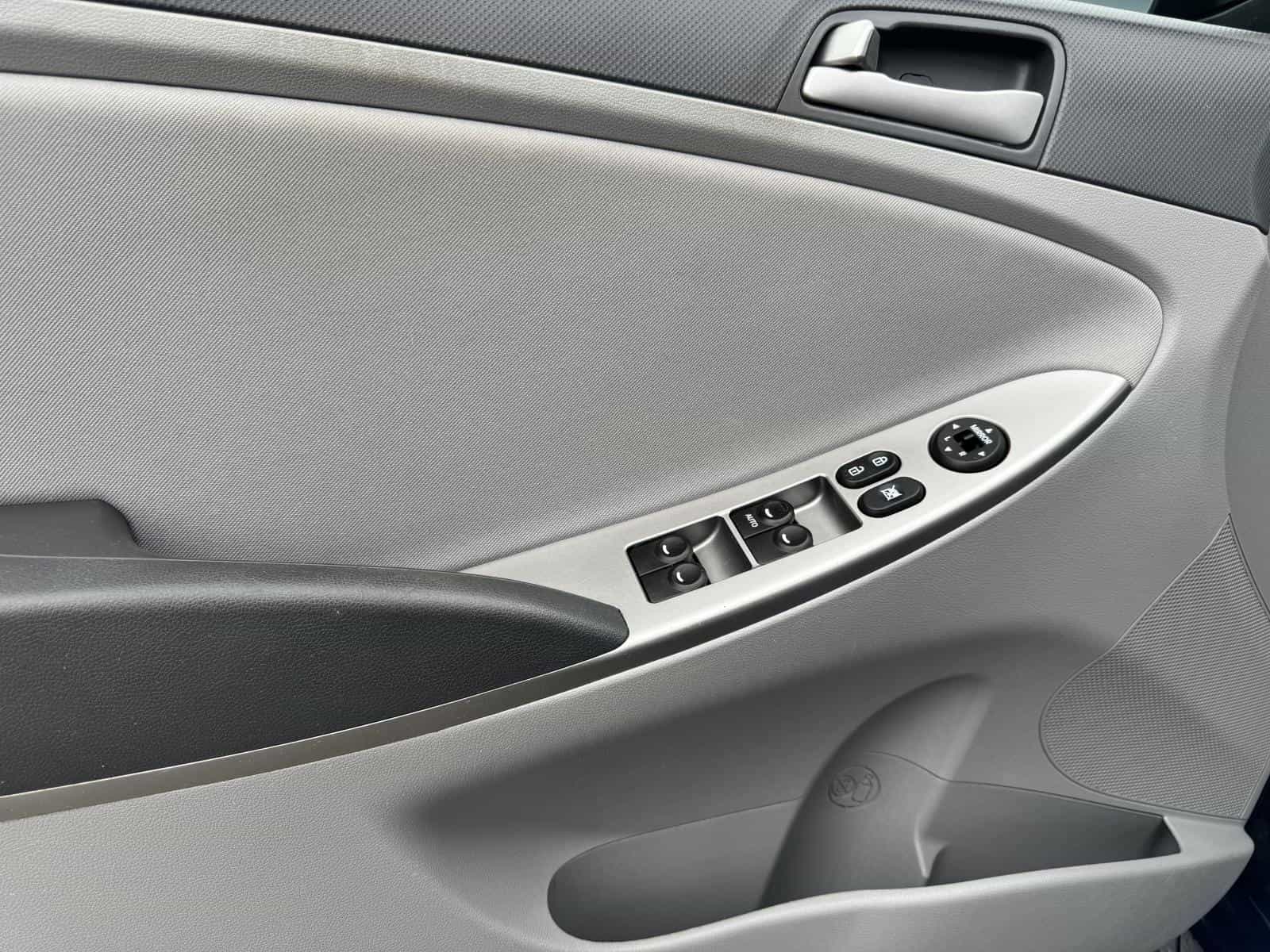 2017 Hyundai Accent SE - Image 10