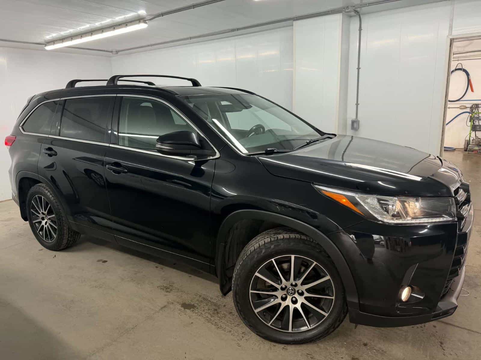 2018 Toyota Highlander SE - Image 1