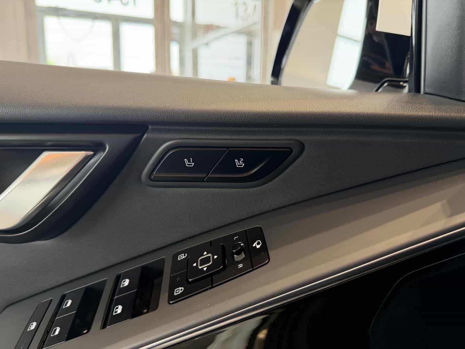 2025 Kia Niro SX - Image 8