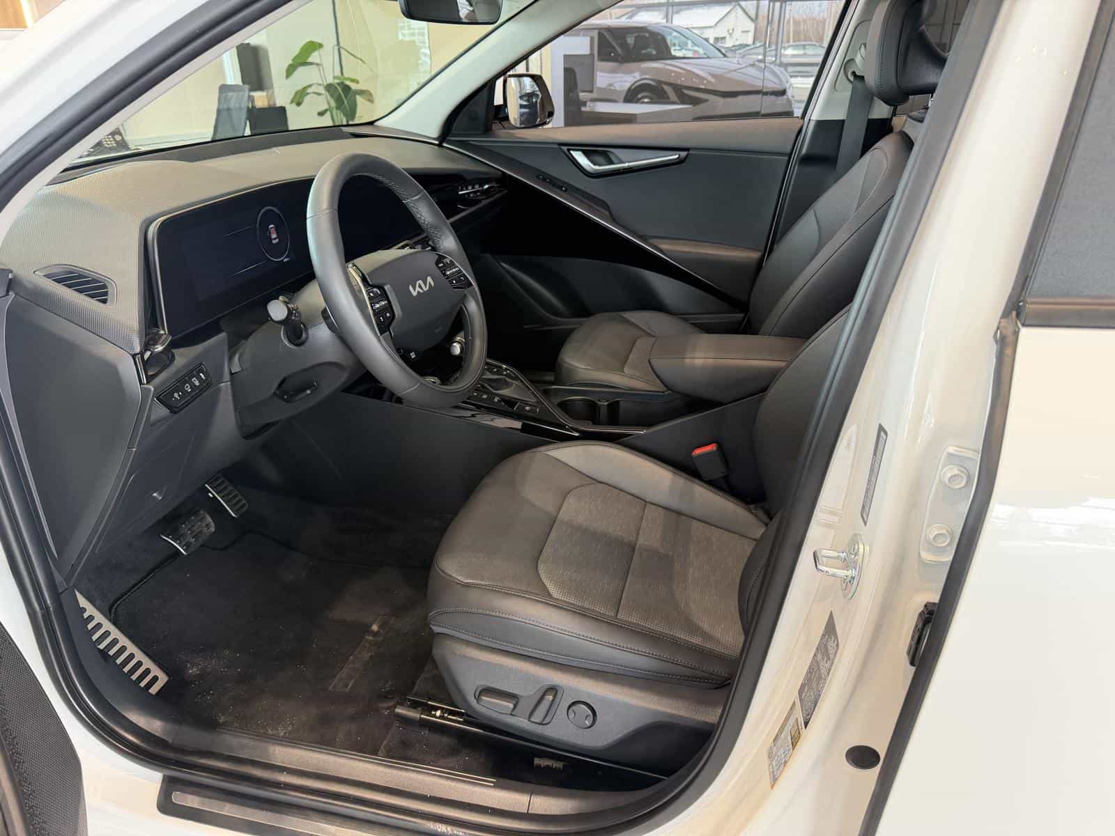 2025 Kia Niro SX - Image 7