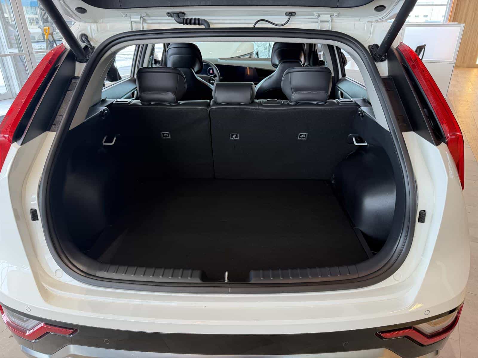 2025 Kia Niro SX - Image 12