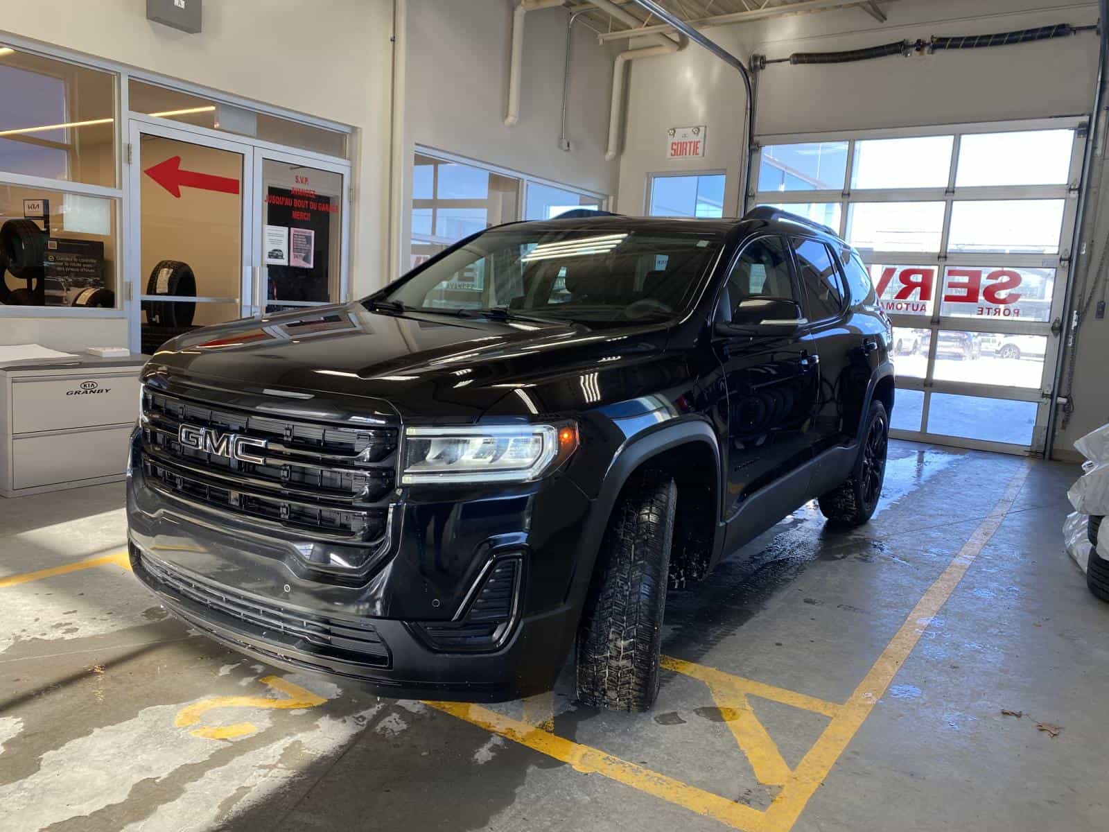 2022 GMC Acadia SLE - Image 3