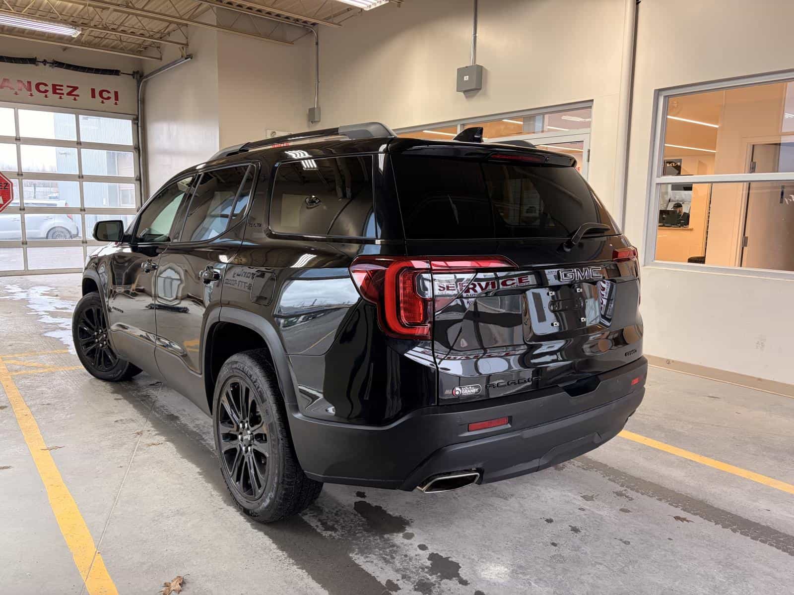 2022 GMC Acadia SLE - Image 4