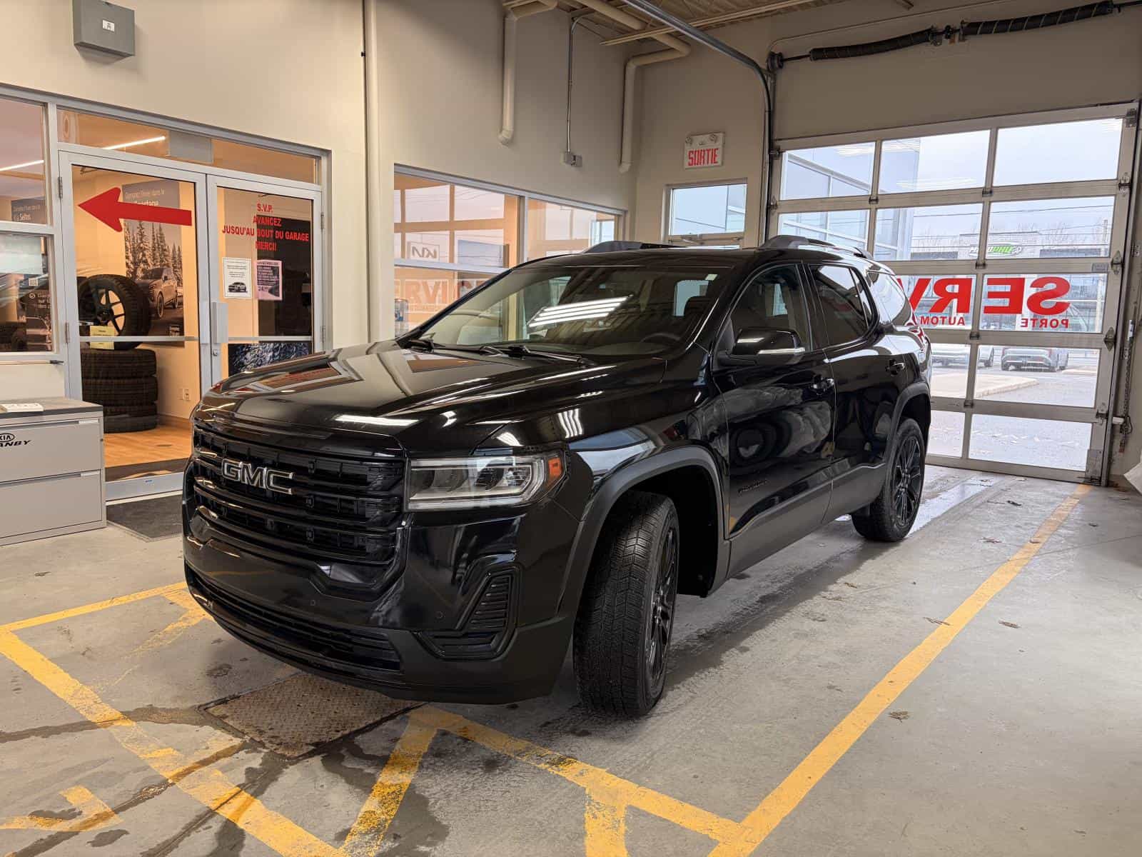 2022 GMC Acadia SLE - Image 3