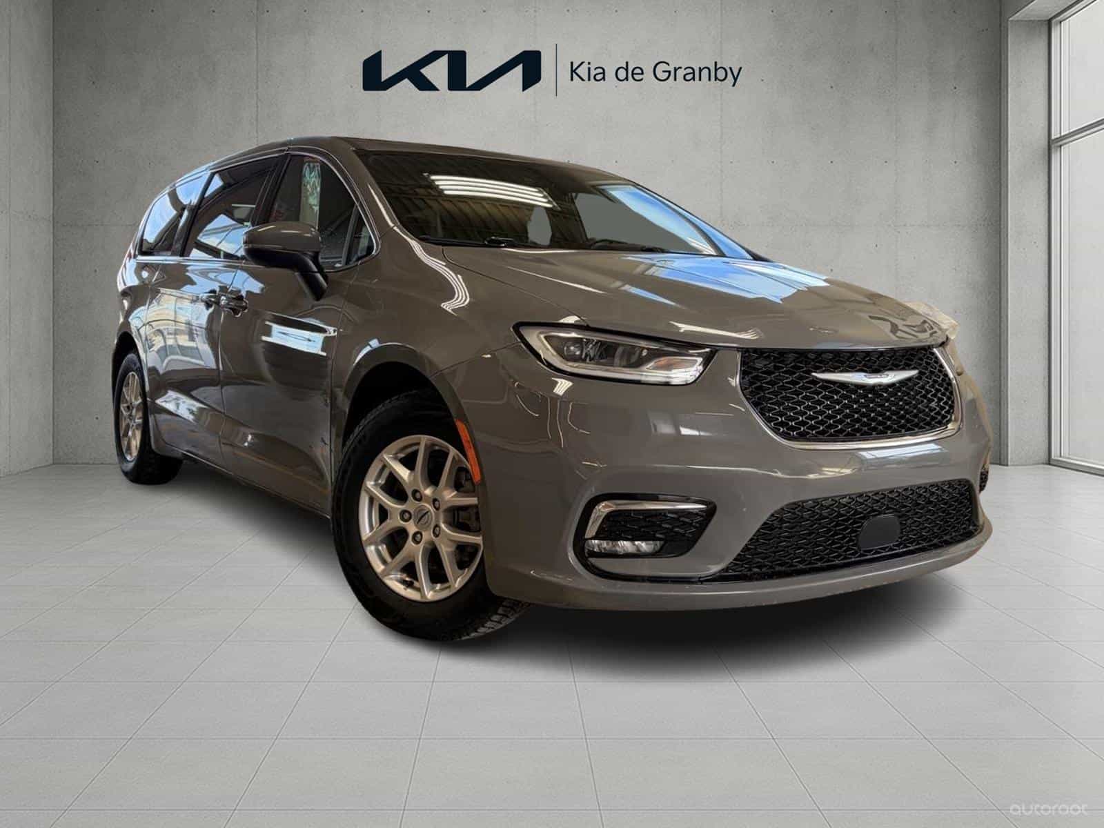 Image 1 Chrysler Pacifica Touring 2023