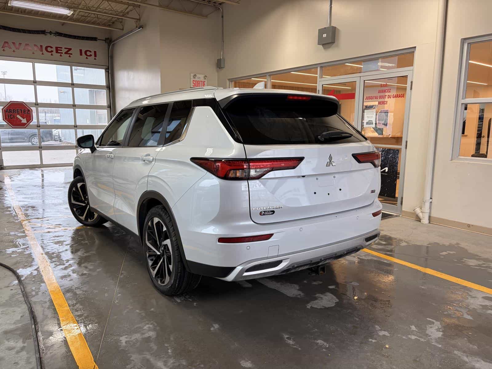 Image 4 Mitsubishi Outlander SEL 2023