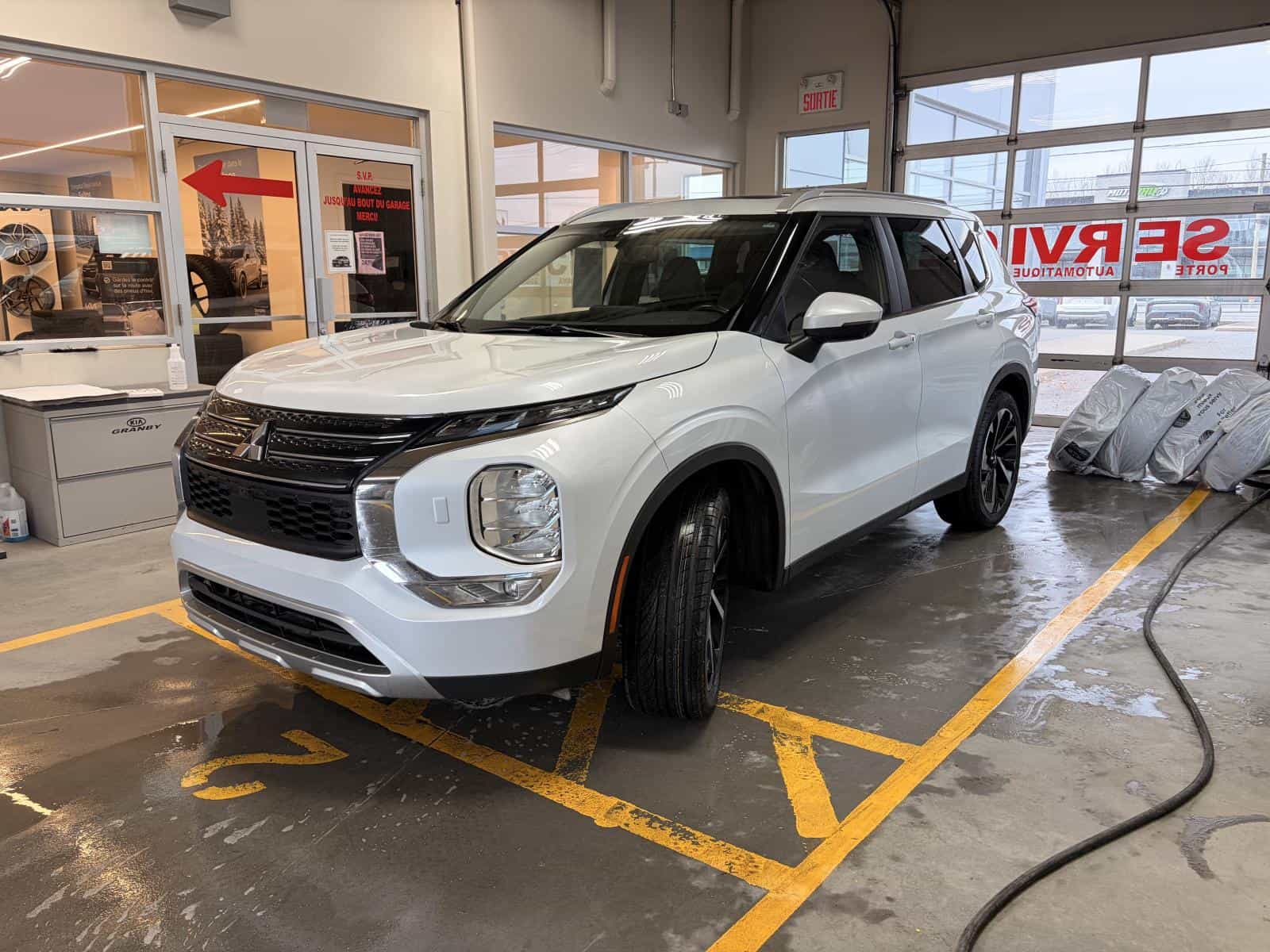 2023 Mitsubishi Outlander SEL - Image 3