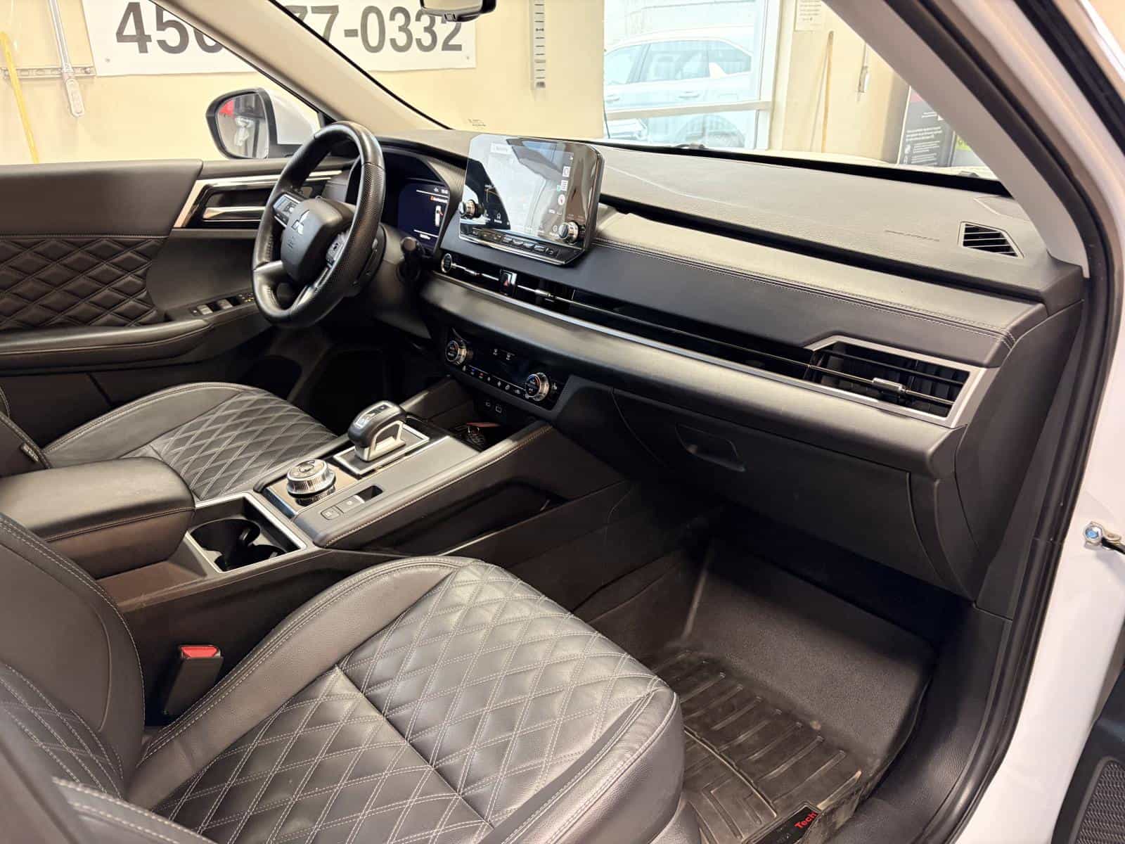 2023 Mitsubishi Outlander SEL - Image 8